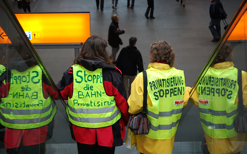 http://www.attac.de/bahn/media/aktionsfotos/Privatisierunsstoppen_Kette-m.jpg http://www.attac.de/bahn/media/aktionsfotos/Privatisierunsstoppen_Kette-m.jpg