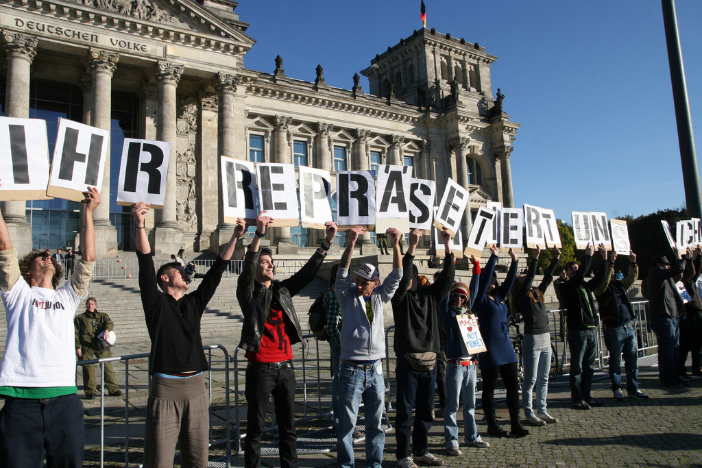 "Ihr repräsentiert uns nicht!" 15.10.11 vor dem Reichstagsgebäude. Foto: Kathrin Henneberger