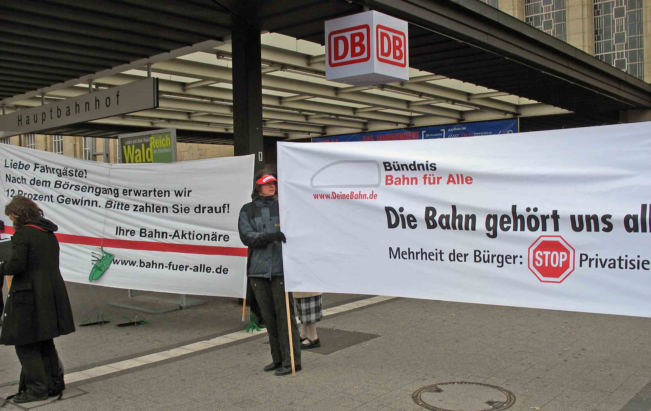 http://www.attac.de/bahn/media/aktionsfotos/kr/attac Bahnaktion 7.jpg