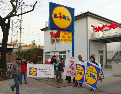 Attacies vorm Lidl Frankfurt-Sachsenhausen