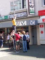 Das-Banner-wird-aufgehaengt_II-low