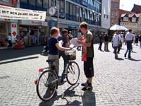 Vodaklau-Passanten-werden-informiert_I-low