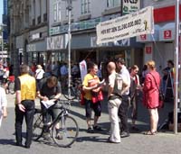 Vodaklau-Passanten-werden-informiert_II-low