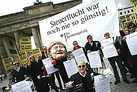 Aktion gegen Steuerflucht vor dem Brandenburger Tor