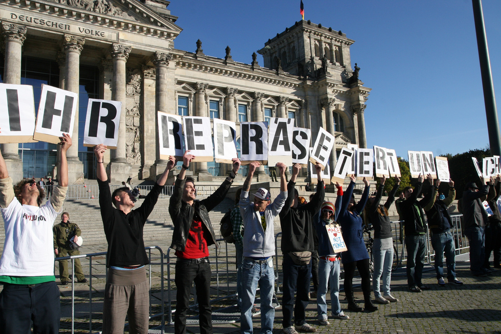 "Ihr repräsentiert uns nicht!" 15.10.11 vor dem Reichstagsgebäude. Foto: Kathrin Henneberger "Ihr repräsentiert uns nicht!" 15.10.11 vor dem Reichstagsgebäude. Foto: Kathrin Henneberger