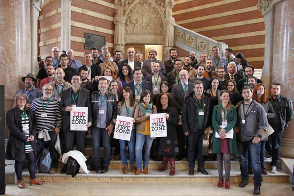 Einige Teilnehmende und StadtvertreterInnen der Kommunenkonferenz in Barcelona. Foto: Arno Behlau, Attac.de