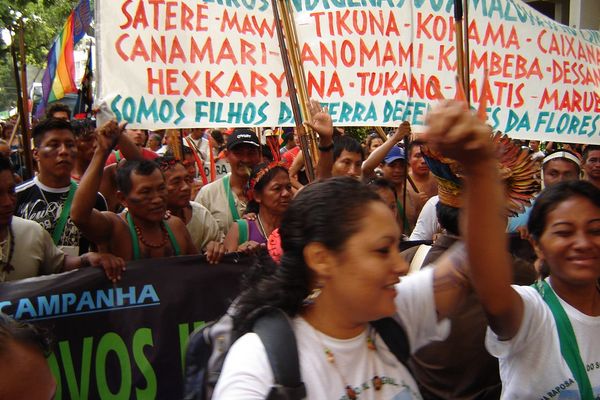Indige aus dem Amazonas-Gebiet ziehen bei der Demo viel Aufmerksamkeit auf sich