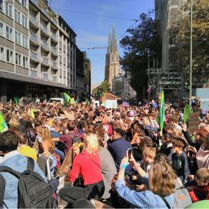 Düsseldorf: Spontane Blockade der Kreuzung Oststraße/Immermannstraße