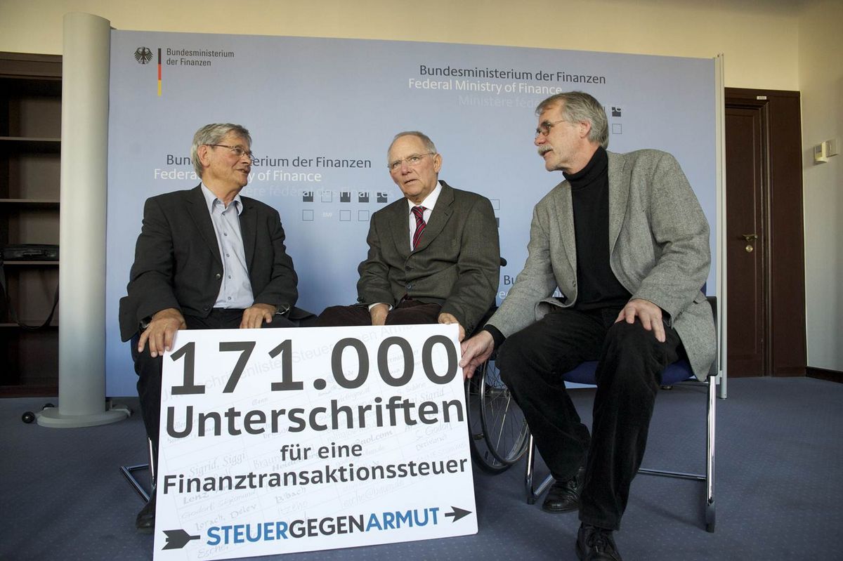 Detlev von Larcher und Paul Bendix haben 171.000 Unterschriften übergeben. Weitere 61.000 Unterschriften hatte Landesbischof Prof. Dr. Heinrich Bredford-Strohm dabei.