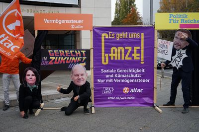 Baerbock und Scholz öffnen die Vermögenssteuertür und entdecken dahinter ein Schild mit der Aufschrift "Gerecht in die Zukunft"