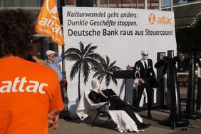 Attac-Proteste gegen die dunklen Geschäfte der Deutschen Bank