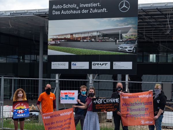 Attacies protestieren vor einem Autohaus gegen die Abwrackprämie