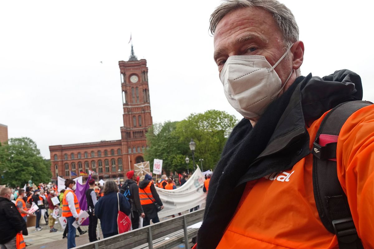 Attacke in Berlin, im Hintergrund eine Kundgebung und das rote Rathaus