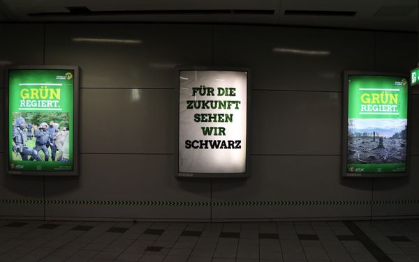 In Werbekästen wurde die Werbung durch Plakate, die gegen die Abholzung des Dannis protestieren ersetzt, teilweise in Optik grüner Wahlplakate