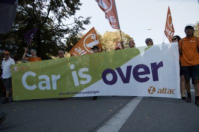 Bild vom Attac-Fronttransparent mit dem Slogan "Car is over"