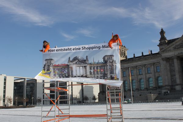 Enthüllung des Bauschildes der Aktion: Bundestag wird Shopping Mall