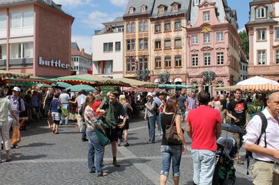 Verstecktes Theater auf dem Mainzer Marktplatz