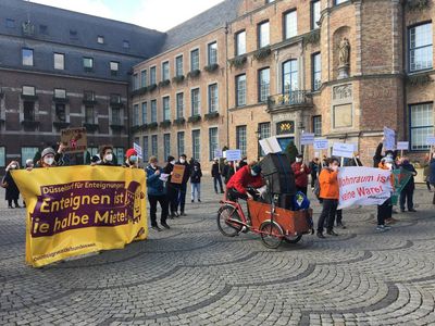 Demobild, im Vordergrund ist ein Solidaritätsbanner mit dem Enteignungsvolksbegehren in Berlin 