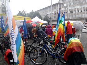 Abschlusskundgebung auf dem verregneten Bielfelder Jahnplatz