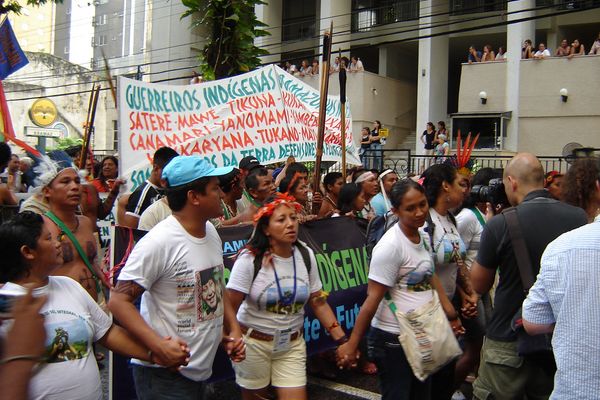 Indige aus dem Amazonas-Gebiet ziehen bei der Demo viel Aufmerksamkeit auf sich