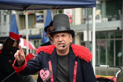 Bild eines karnevalesk verkleideten Sängers.