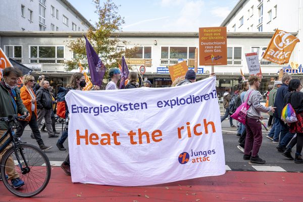 Junge Attacies tragen ein Transparent mit der Aufschrift "Energiekosten explodieren? Heat the rich!"