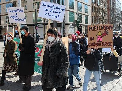 Demozug mit verschiedenen mieterpolitischen Schildern