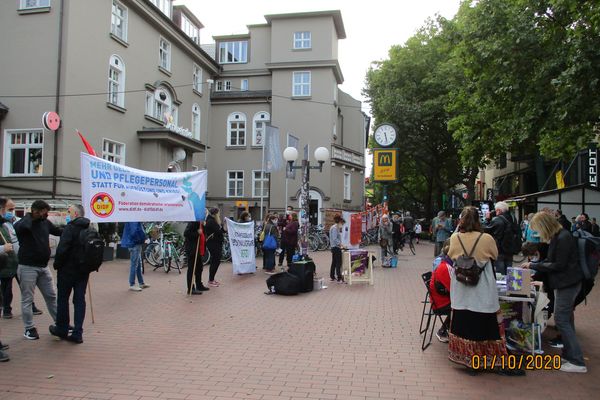 Gruppe von Demonstrant*innen vor dem Bahnhof Altona