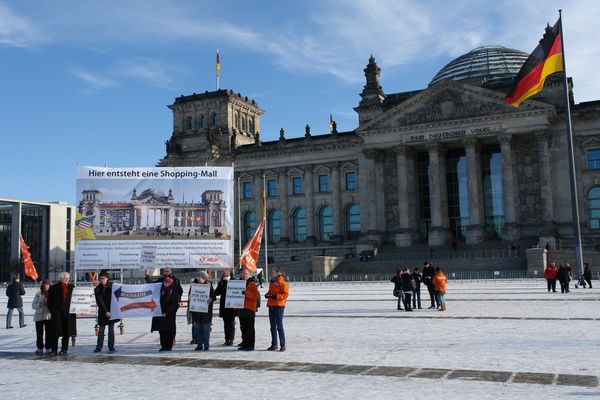 Aktion: Bundestag wird Shopping Mall - wenn ‪‎TTIP‬ kommt, kann die ‪Demokratie‬ einpacken.