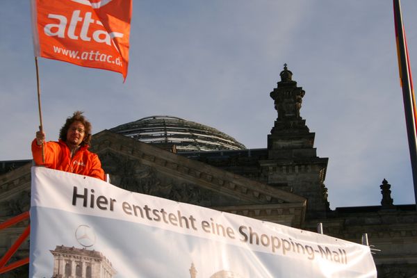 Aktion: Bundestag wird Shopping Mall - wenn ‪‎TTIP‬ kommt, kann die ‪Demokratie‬ einpacken.