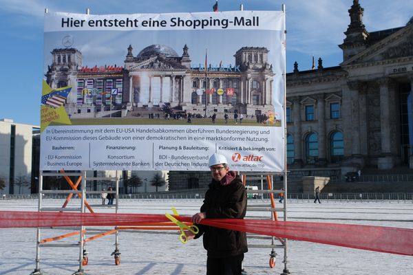 Aktion: Bundestag wird Shopping Mall - wenn ‪‎TTIP‬ kommt, kann die ‪Demokratie‬ einpacken.