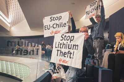 Mehrere Aktivist*innen halten auf der Besuchertribüne des Europäischen Parlamentes Banner hoch, auf Deneen "Stop EU-Chile!" und "Stop Lithium Theft!" steht