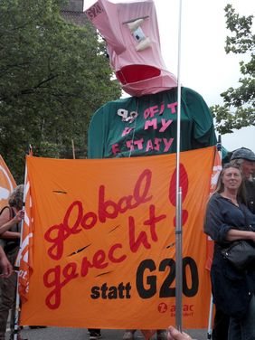 Großpuppe von Attac BI auf der No G20 Demo