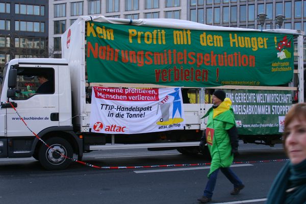 Der gemeinsame Demo-Lautsprecherwagen von den Naturfreunden, Attac und AbL