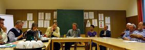 Im Lutherhaus, Hermann Even erläutert die politischen Schwierigkeiten.