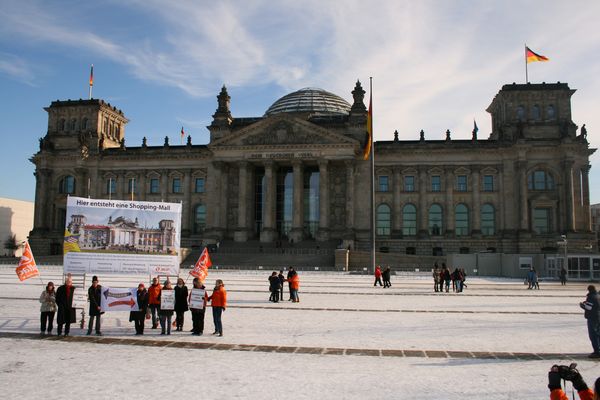 Aktion: Bundestag wird Shopping Mall - wenn ‪‎TTIP‬ kommt, kann die ‪Demokratie‬ einpacken.