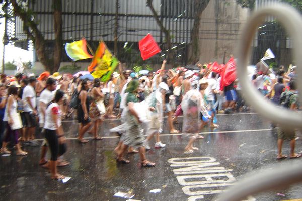 Demozug im Regen