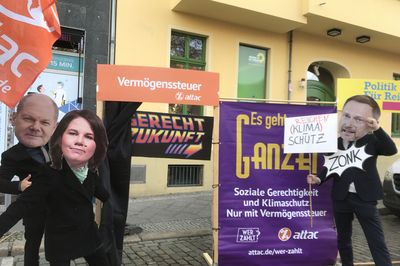 Diesmal steht die Aktion vor der Bundesgeschäftsstelle der Grünen. Baerbock und Scholz, haben sich gerade für die Vermögenssteuer entschieden und Christian Lindner wirft sich verzweifelt seinen Arm an die Stirn