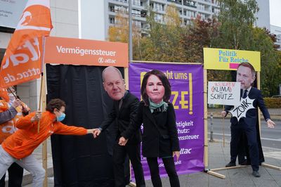 Attacies versuchen Scholz und Baerbock davon zu überzeugen zur Tür mit Vermögenssteuer zu kommen.