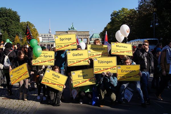 TTIP-freie Kommunen auf der Riesendemo Berlin 10.10.15. Foto: www.attac.de