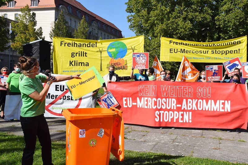 Bündnisprotest: Freihandelsabkommen werden symbolisch in eine Tonne geworfen