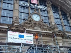 Solidaritätsaktion am Frankfurter Hauptbahnhof