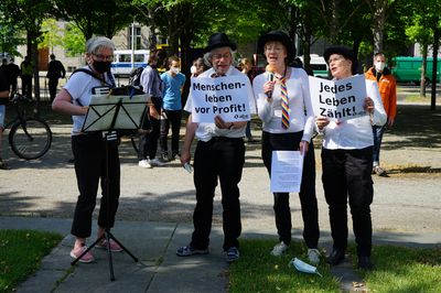 Ein Chor Aus Attacies singt bei der Abschlusskundgebung.