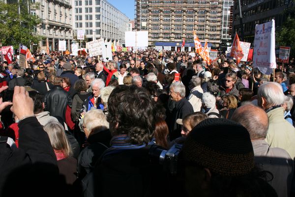 Schwenk über den Platz 1