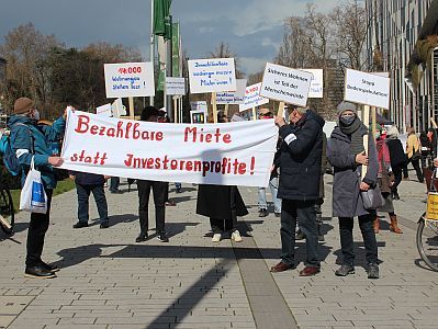 Gruppe von Demonstrant*innen, auf dem Fronttransparent steht "Bezahlbare Miete statt Investorenrendite!"