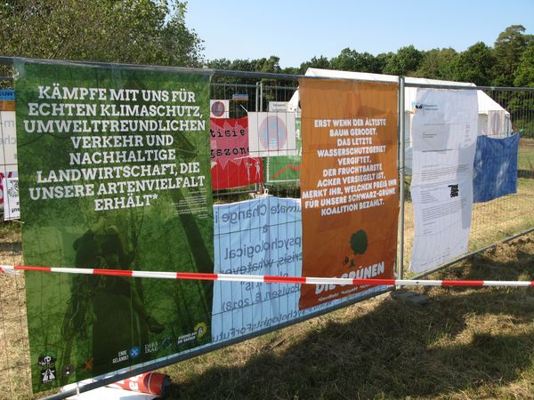 Mehrere Adbustingplakate, die die hessischen Grünen für ihre Rolle bei der Rodung kritisieren.