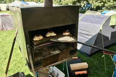 Blick au einen Pizzaofen im Camp
