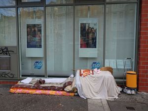 Schlafplatz eines Obdachlosen vor einer Filiale der Deutschen Bank