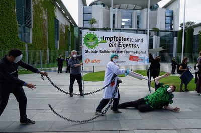 Vor dem Bundeskanzlerinnenamt kann sich die Ärztin endlich von den Ketten losreißen und bringt das Virus zu fall